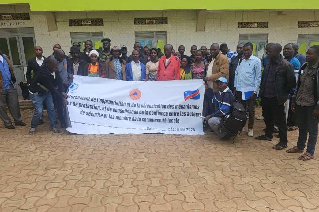 Un groupe brandit une banderole commémorative.