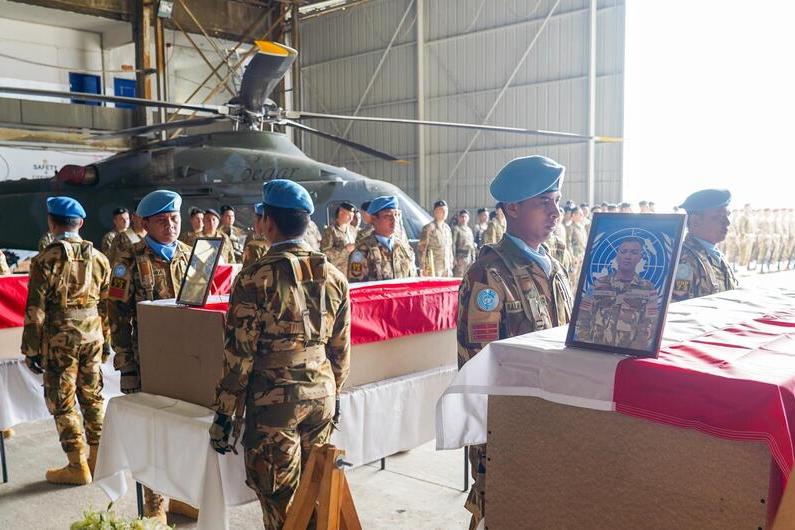 在贝鲁特举行的纪念仪式上，向阵亡的印尼维和人员致以崇高敬意。